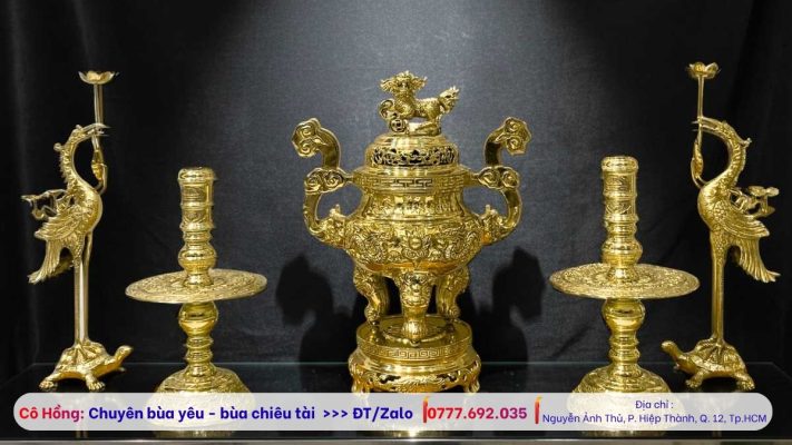 Bộ tam sự hoặc ngũ sự (đỉnh - chân nến - hạc)