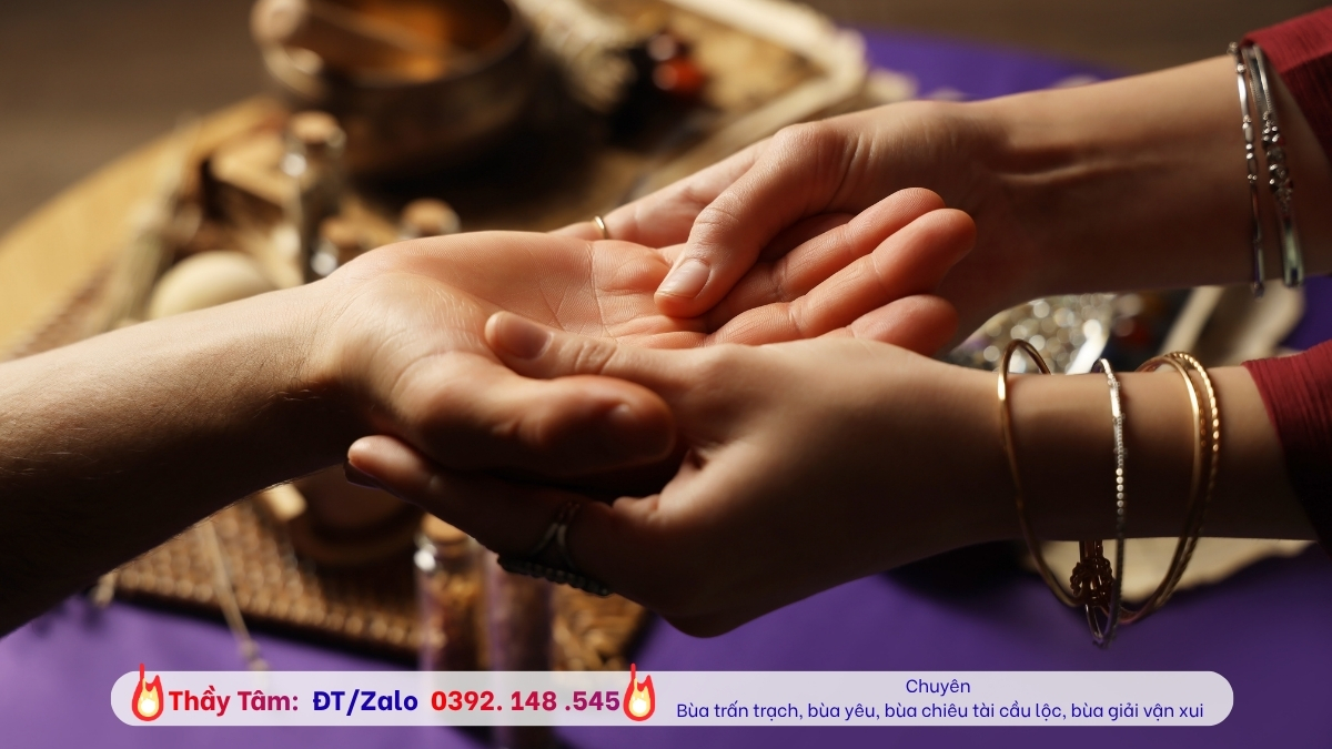 Thầy làm bùa yêu của dân tộc Tày