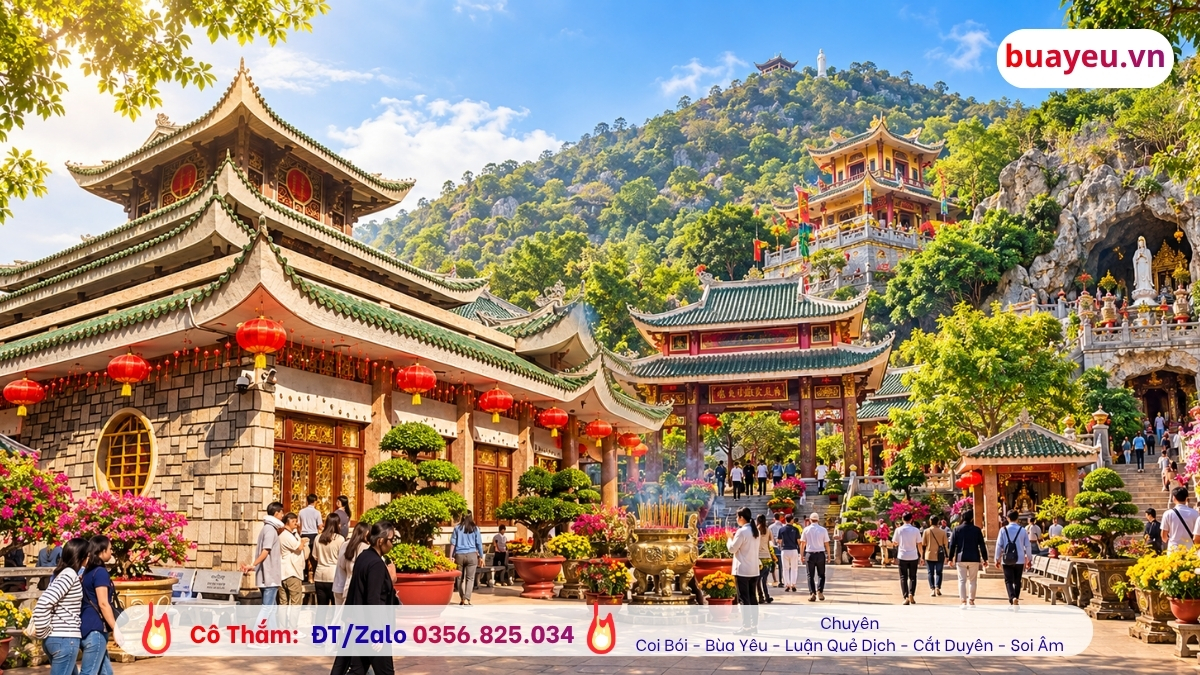 Châu Đốc nổi tiếng với vùng núi Sam nơi có những ngôi chùa linh thiêng